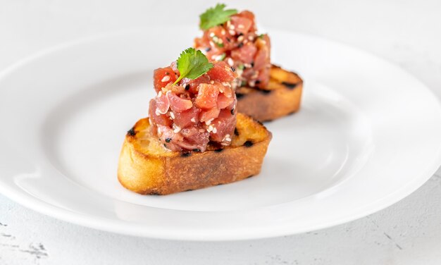 Sandwiches mit Thunfisch-Tartar auf dem weißen Teller