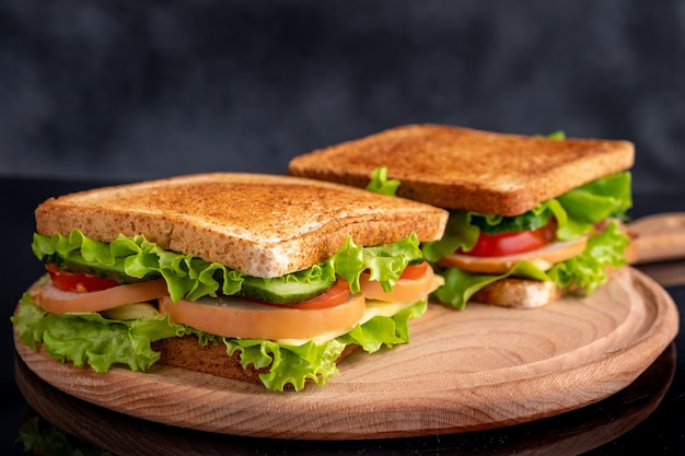 Sandwiches mit Tomaten, Kräutern und Schinken