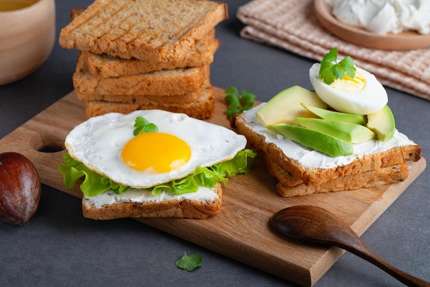 Sandwiches mit Topfen, Spiegelei, Avocado und Kräutern