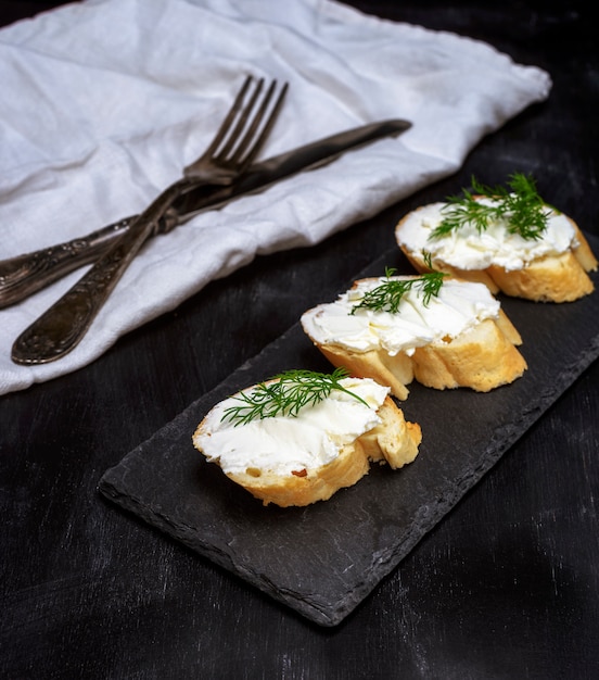 Sandwiches mit weißem Frischkäse auf Scheibe brot