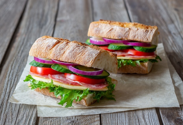 Sandwiches mit Wurst, Käse und grünem Salat