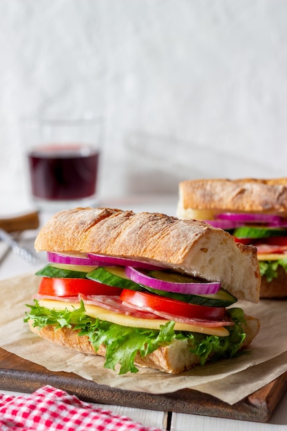 Sandwiches mit Wurst, Käse und grünem Salat