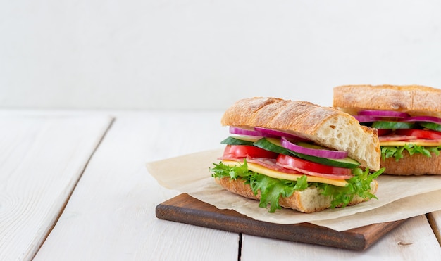 Sandwiches mit Wurst, Käse und grünem Salat