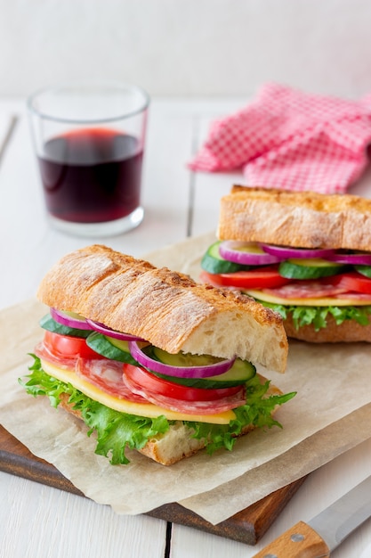 Sandwiches mit Wurst, Käse und grünem Salat