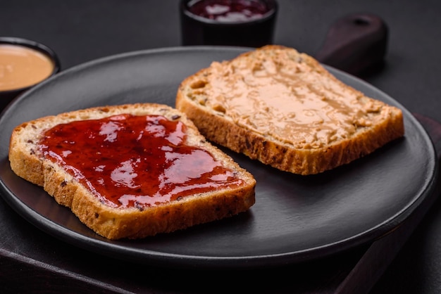 Sándwiches nutritivos que consisten en pan mermelada de frambuesa y mantequilla de maní