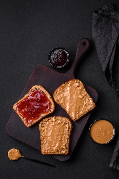 Sándwiches nutritivos que consisten en pan mermelada de frambuesa y mantequilla de maní