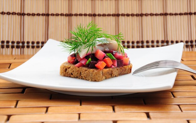 Sándwiches con pan de centeno arenque y verduras