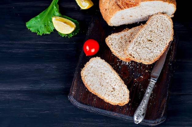 Sándwiches de pan de centeno con mozzarella suave o queso feta y tomates