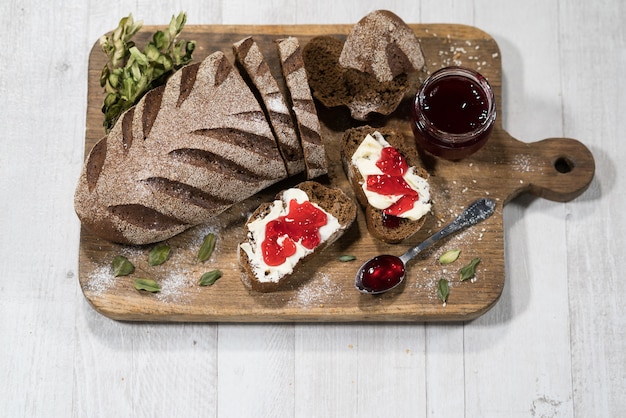 Sandwiches con pan, mantequilla y mermelada