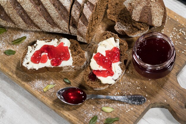 Sandwiches con pan, mantequilla y mermelada