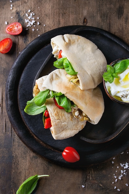 Sandwiches de pan de pita con verduras