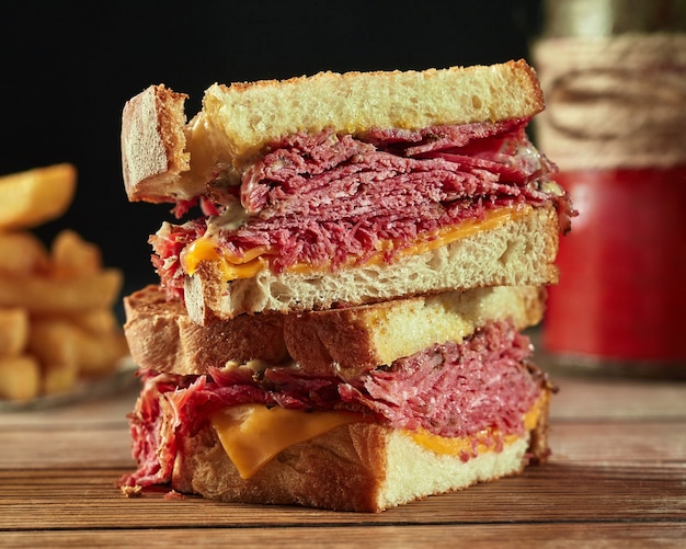 Sándwiches de pan tostado con emmental de ternera y salsa blanca