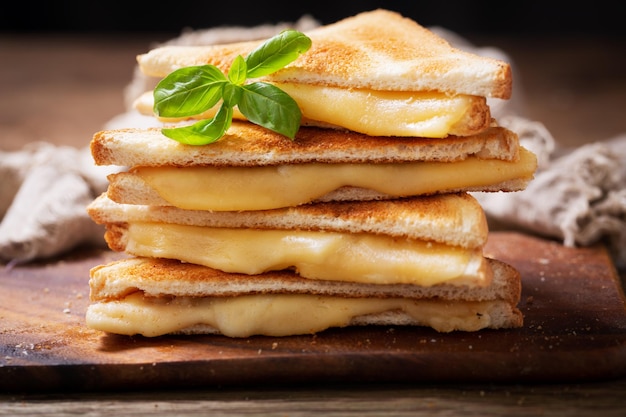 Sándwiches a la parrilla con queso derretido