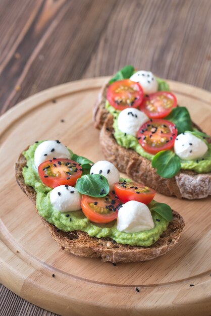 Sandwiches con pasta de aguacate