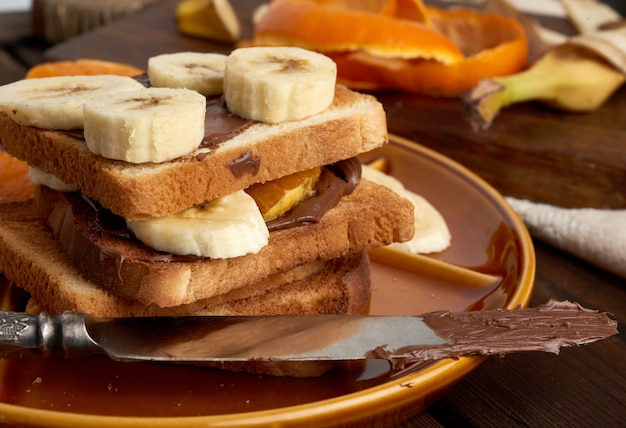 Sandwiches con pasta de chocolate y rodajas de plátano en un plato