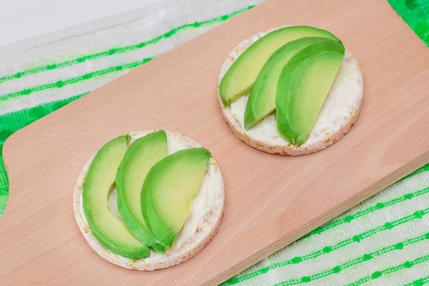 Sándwiches de pastel de arroz con aguacate fresco y queso crema