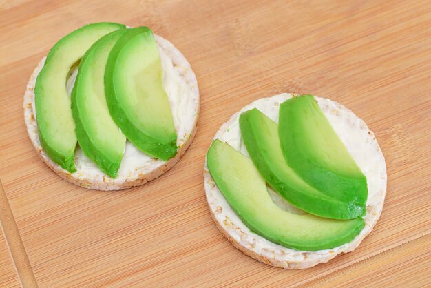 Sándwiches de pastel de arroz con aguacate fresco y queso crema