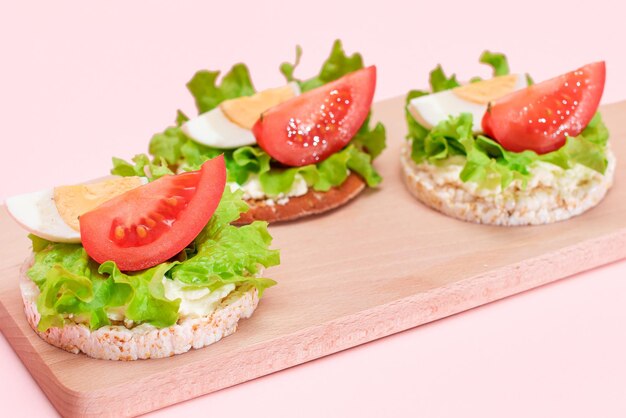 Sándwiches de pastel de arroz con lechuga tomate y huevo