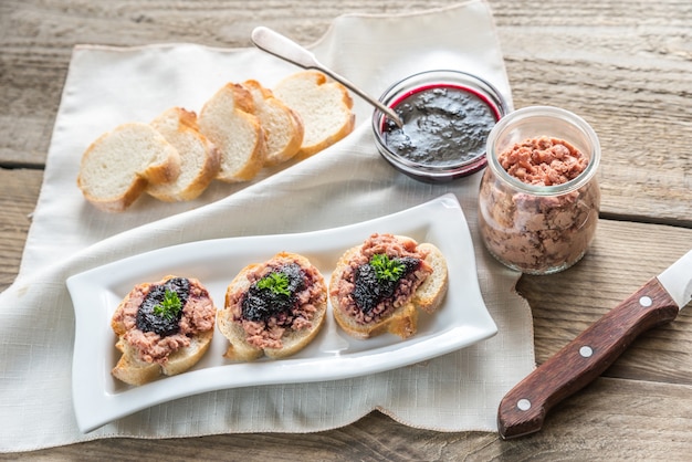 Sandwiches con paté y mermelada de bayas