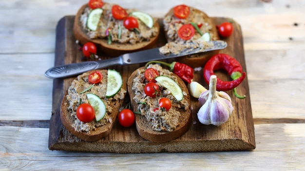 Sándwiches de paté y tomates cherry.