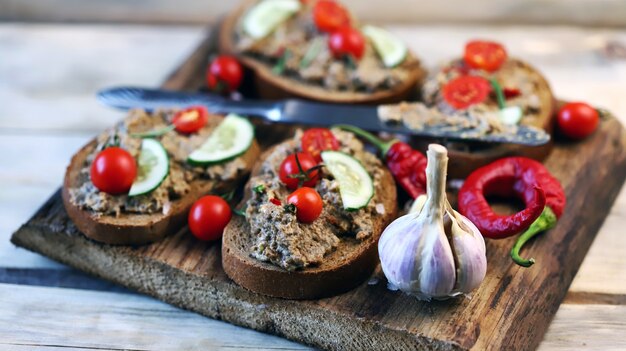 Sándwiches de paté y tomates cherry.