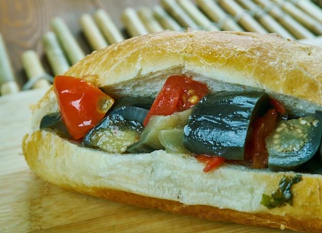 Sándwiches de picnic Caponata - condimento de berenjena siciliana, cerrar