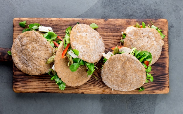 Sandwiches de pita rellenos de pollo y verduras