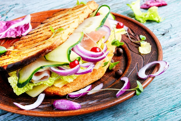 Foto sándwiches en el plato