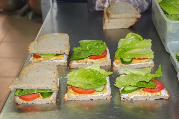 Foto sándwiches en preparación