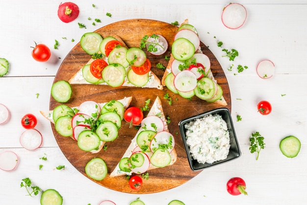 Sandwiches de primavera con verduras frescas