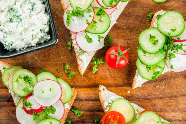 Sandwiches de primavera con verduras frescas