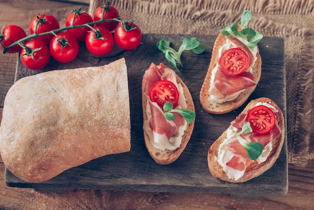 Sandwiches con queso crema y jamón