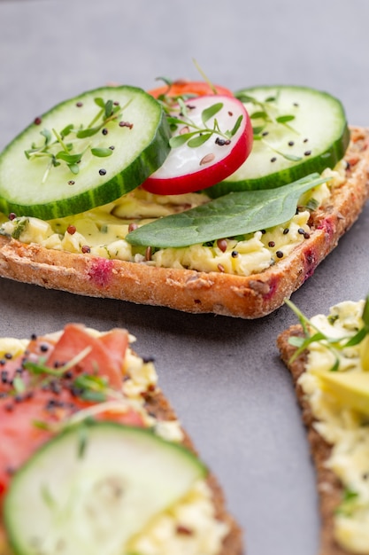 Sándwiches de queso crema, verduras y salami