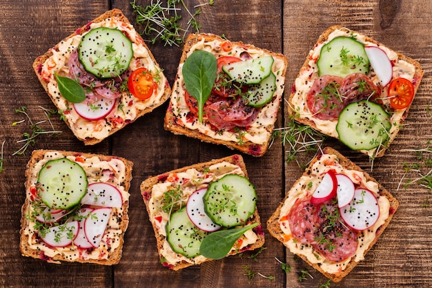 Sándwiches de queso crema, verduras y salami