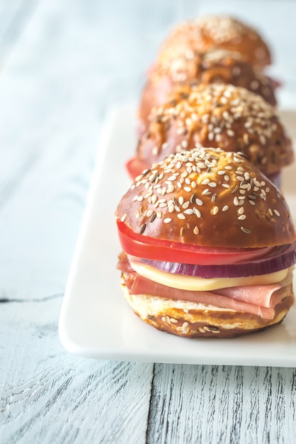 Sandwiches con queso y jamón en el plato