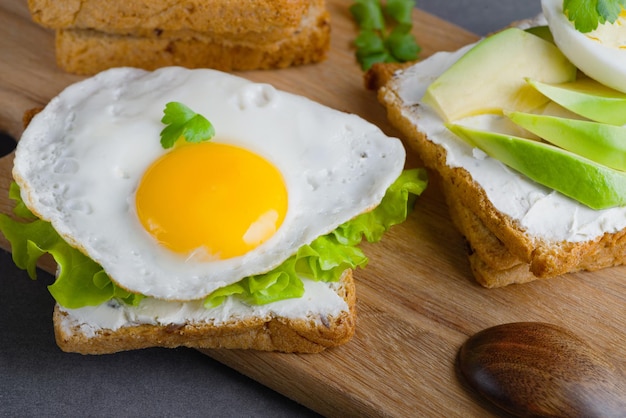 Sándwiches con requesón huevo frito aguacate y hierbas