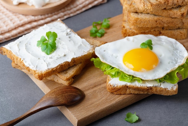 Sándwiches con requesón huevo frito y hierbas