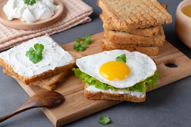 Sándwiches con requesón huevo frito y hierbas