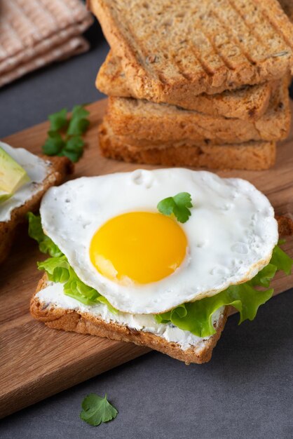 Sándwiches con requesón huevo frito y hierbas