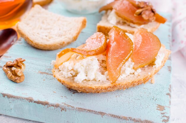 Sándwiches de ricota y mermelada de pera