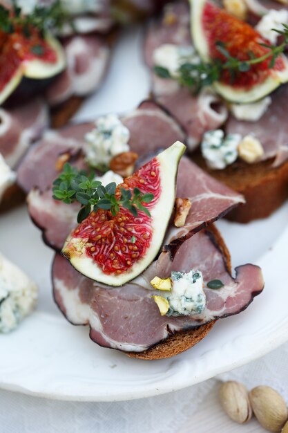 Sándwiches de salami, queso azul e higos