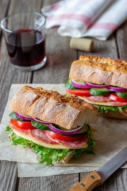 Sándwiches de salchicha, queso y ensalada verde