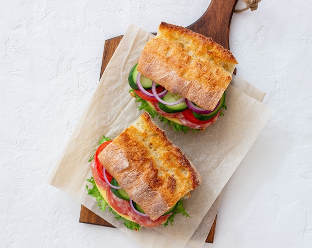 Sándwiches de salchicha, queso y ensalada verde