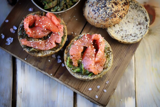 Sándwiches de salmón con aguacate.