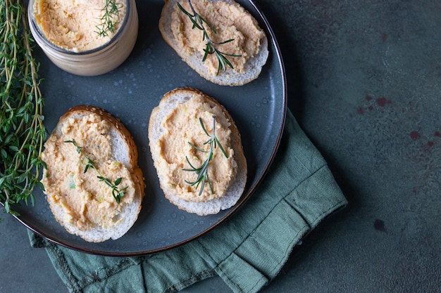 Sándwiches de salmón ahumado y paté de queso crema tierno o mousse con tomillo y romero