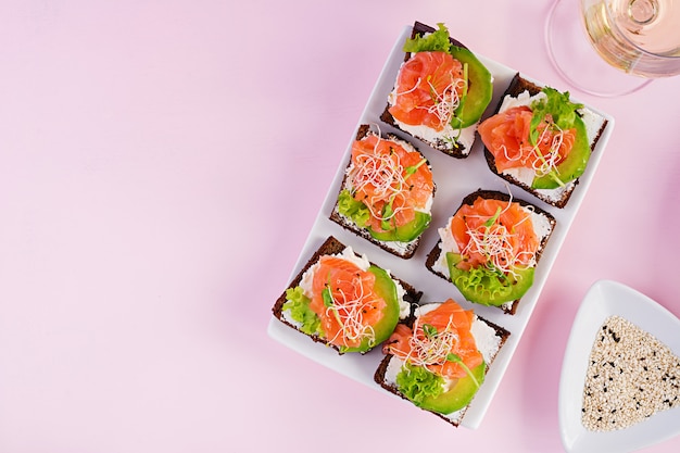 Sandwiches de salmón con queso crema y microverde. Canapé con salmón.