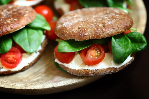 Sándwiches saludables con espinacas, tomates cherry y queso blanco Merienda útil Dieta cetogénica