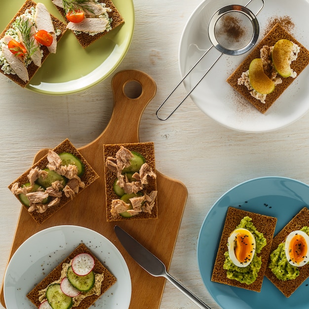 Sándwiches saludables con varios rellenos en pan de centeno crujiente