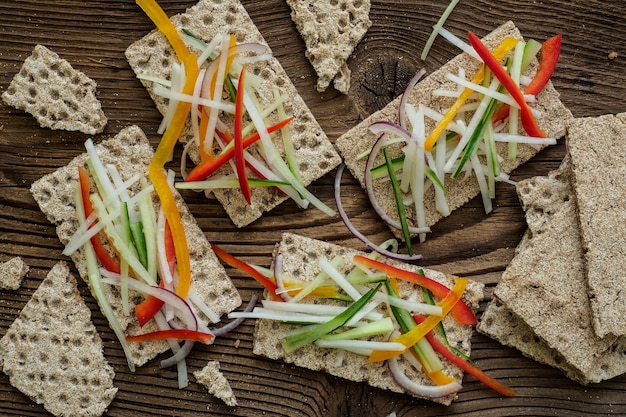 Sándwiches saludables con verduras frescas Desayuno tostadas en tabla de cortar de madera Desayuno equilibrado