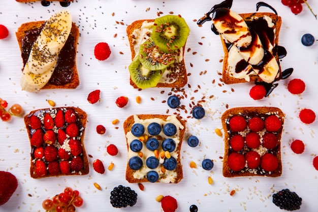 Sandwiches Süß mit Frischkäse und frischen Beeren und Früchten